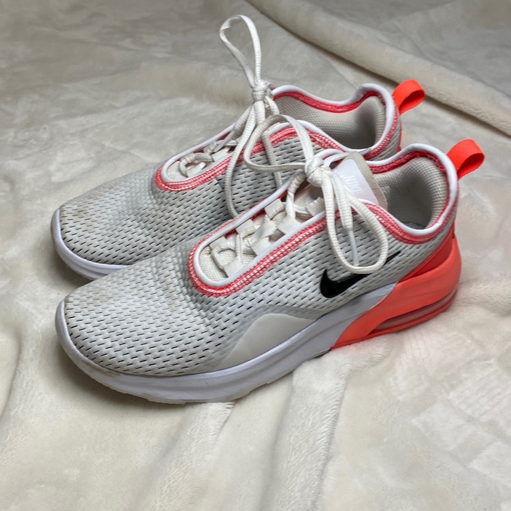 Nike Air Max Motion 2 - size 7 women’s